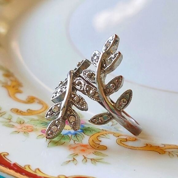 Vintage Art Deco Leaf Filigree Ring Size 8 - Picture 7 of 14